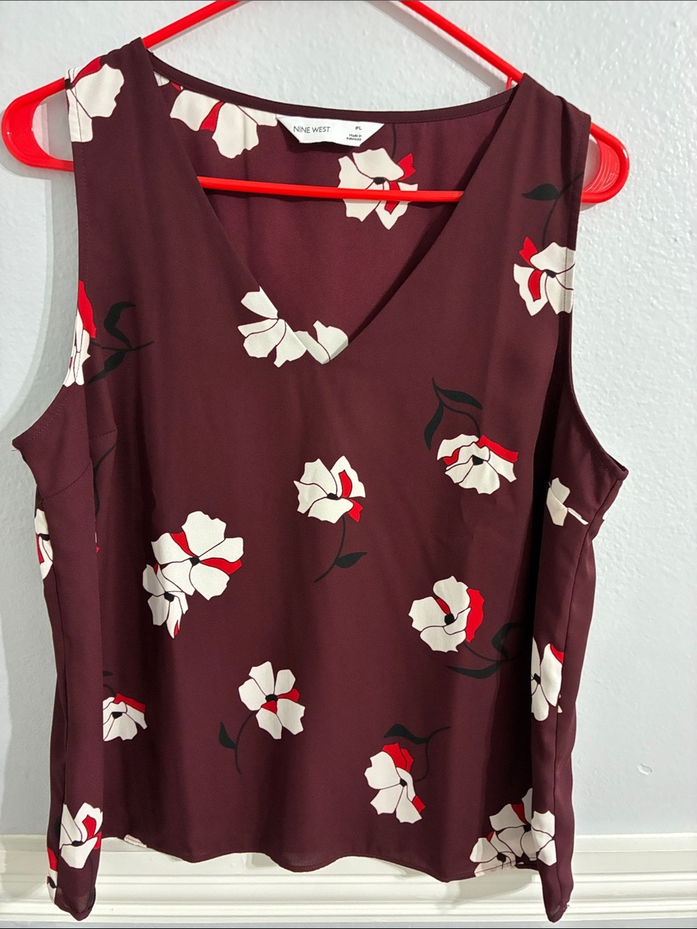 Nine West Petite Large Floral Sleeveless V-Neck Blouse Maroon Burgundy PL